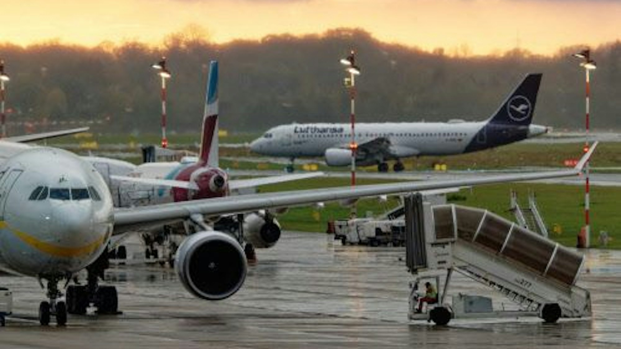 Flugzeuge stehen auf dem Vorfeld des Düsseldorfer Flughafens