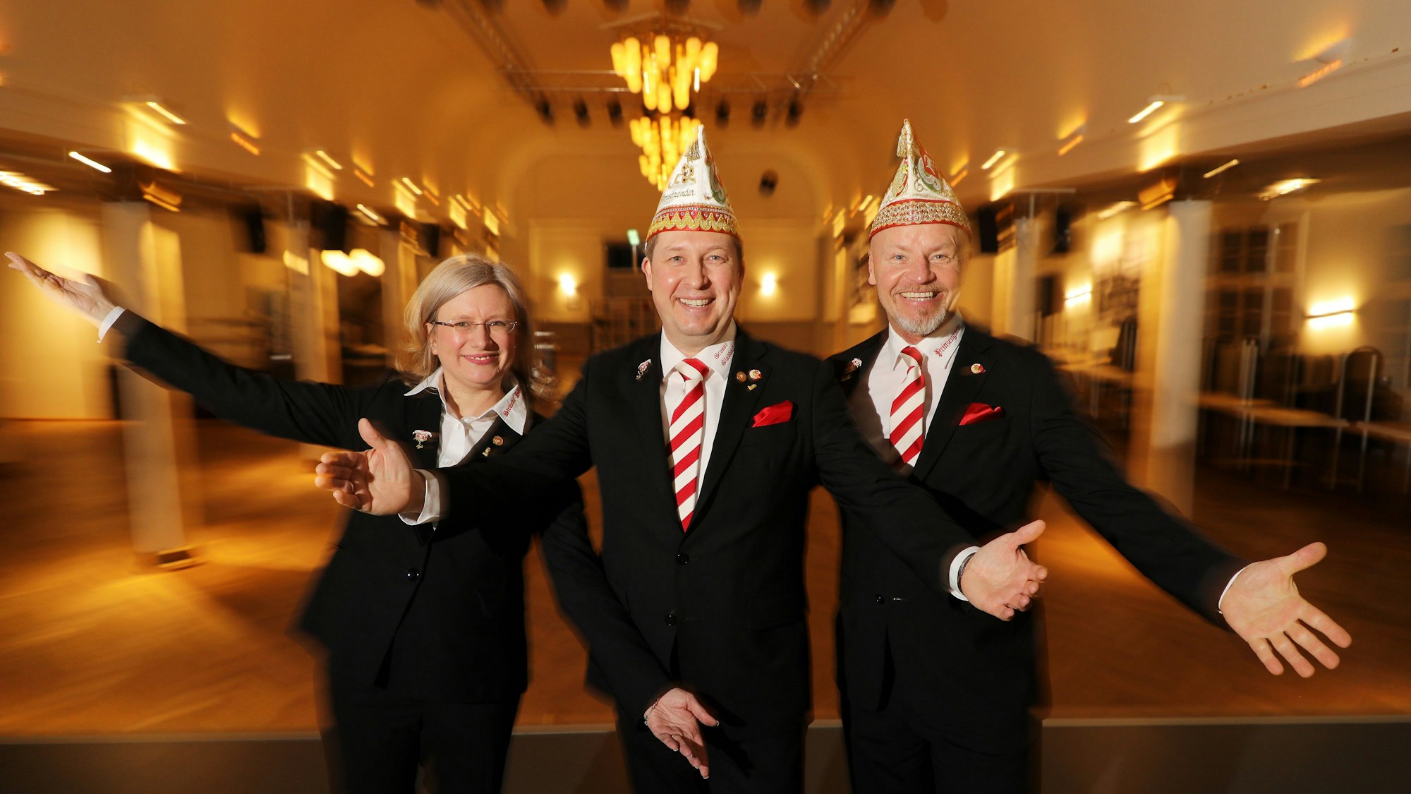 Melanie Pfister, Frank Haag und Andreas Rossa im Februar 2022 in einem Saal.
