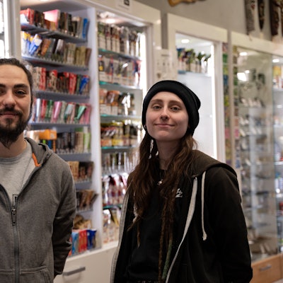 Oliver und Jones arbeiten im InOne Headshop an der Hahnenstraße 18 in Köln.