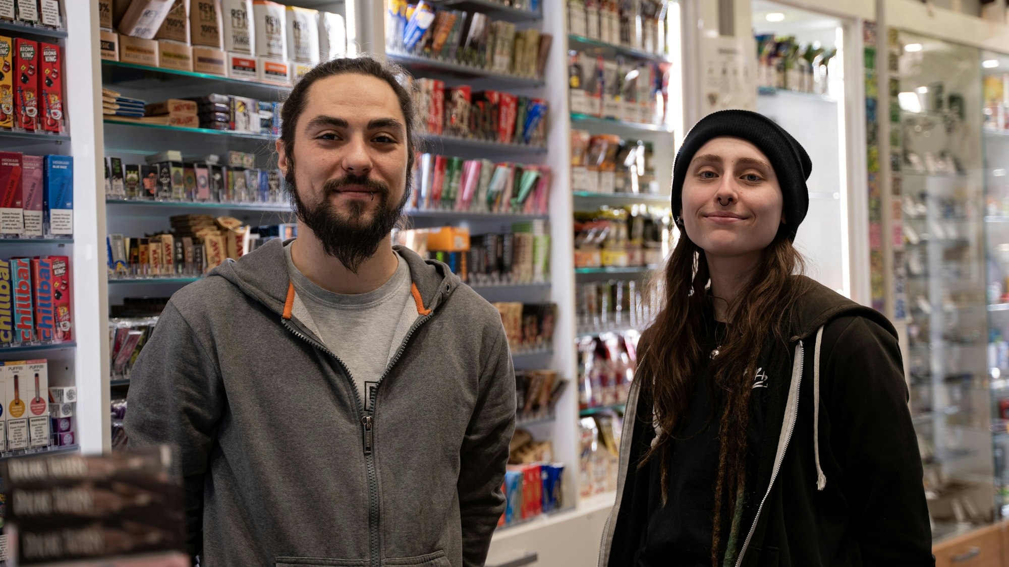 Oliver und Jones arbeiten im InOne Headshop an der Hahnenstraße 18 in Köln.