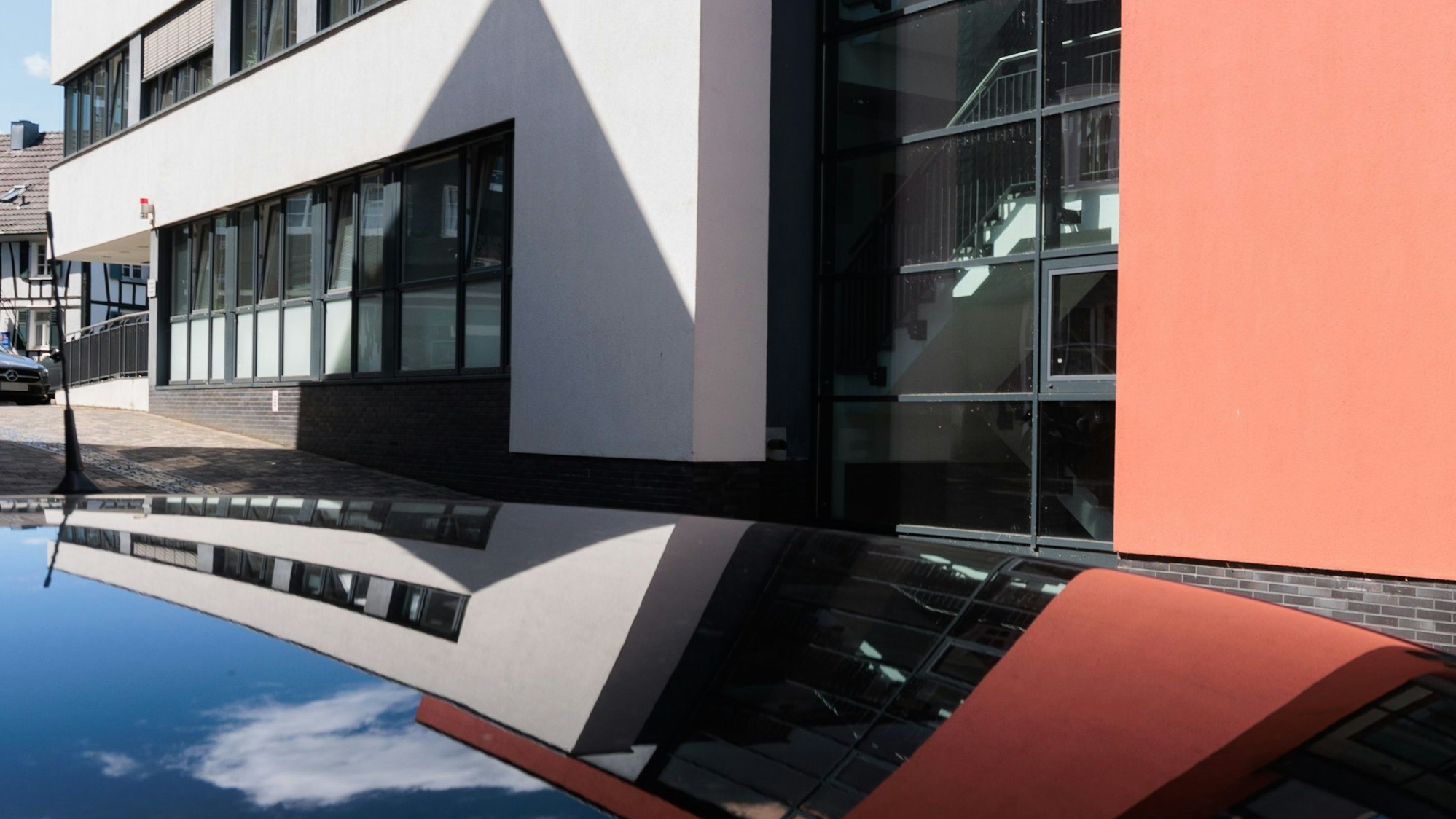 Blick auf das Amtsgericht Waldbröl an einem sonnigen Tag.