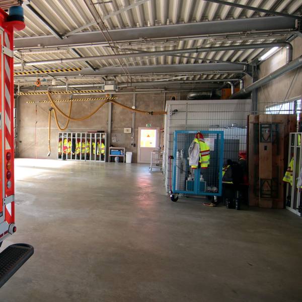 In einer Wagenhalle der Berufsfeuerwehr steht ein Rettungswagen.