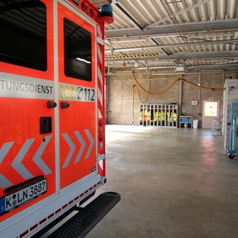 In einer Wagenhalle der Berufsfeuerwehr steht ein Rettungswagen.
