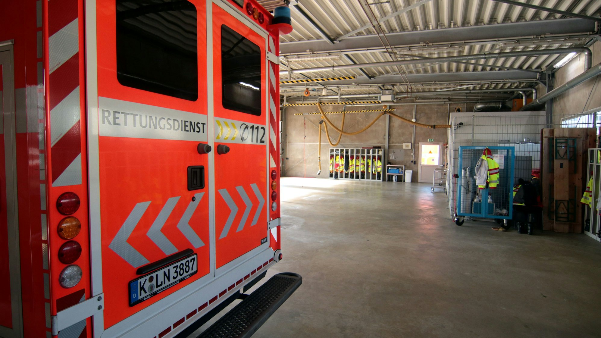 In einer Wagenhalle der Berufsfeuerwehr steht ein Rettungswagen.