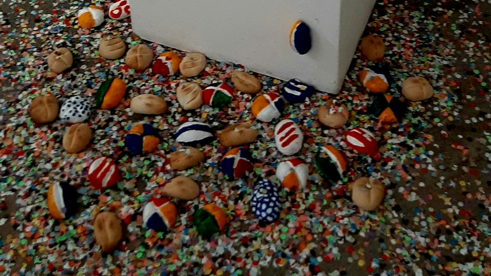 Salzteigbrötchen. Konfetti. weiße Stele.