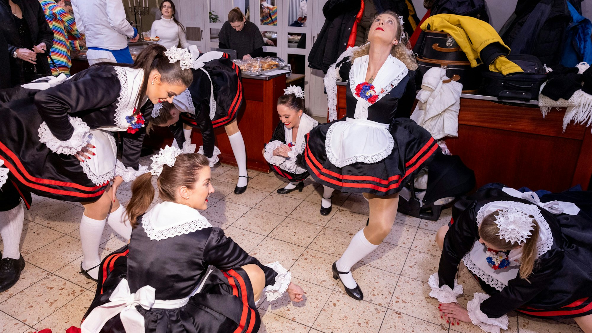 20.01.2023, Köln: Die Traditionstanzgruppe Hellige Knäächte un Mägde auf Tour im Karneval.
Foto: Michael Bause