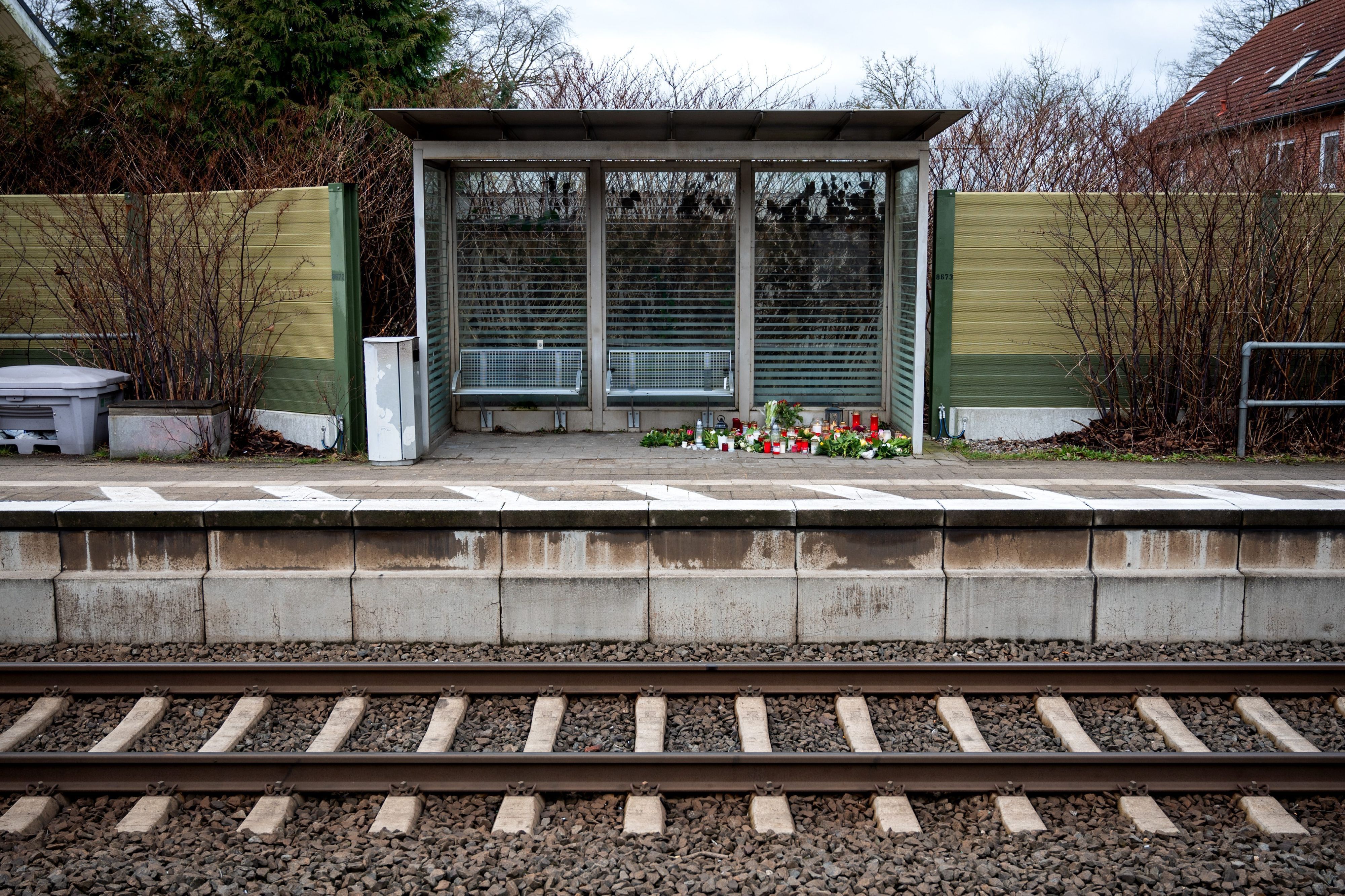 Kerzen und Blumen stehen und liegen im Bahnhof Brokstedt in einem Wartehäuschen. Bei einer Messerattacke in einem Regionalzug von Kiel nach Hamburg waren am 25.01.2023 in Brokstedt zwei junge Menschen getötet und fünf verletzt worden.