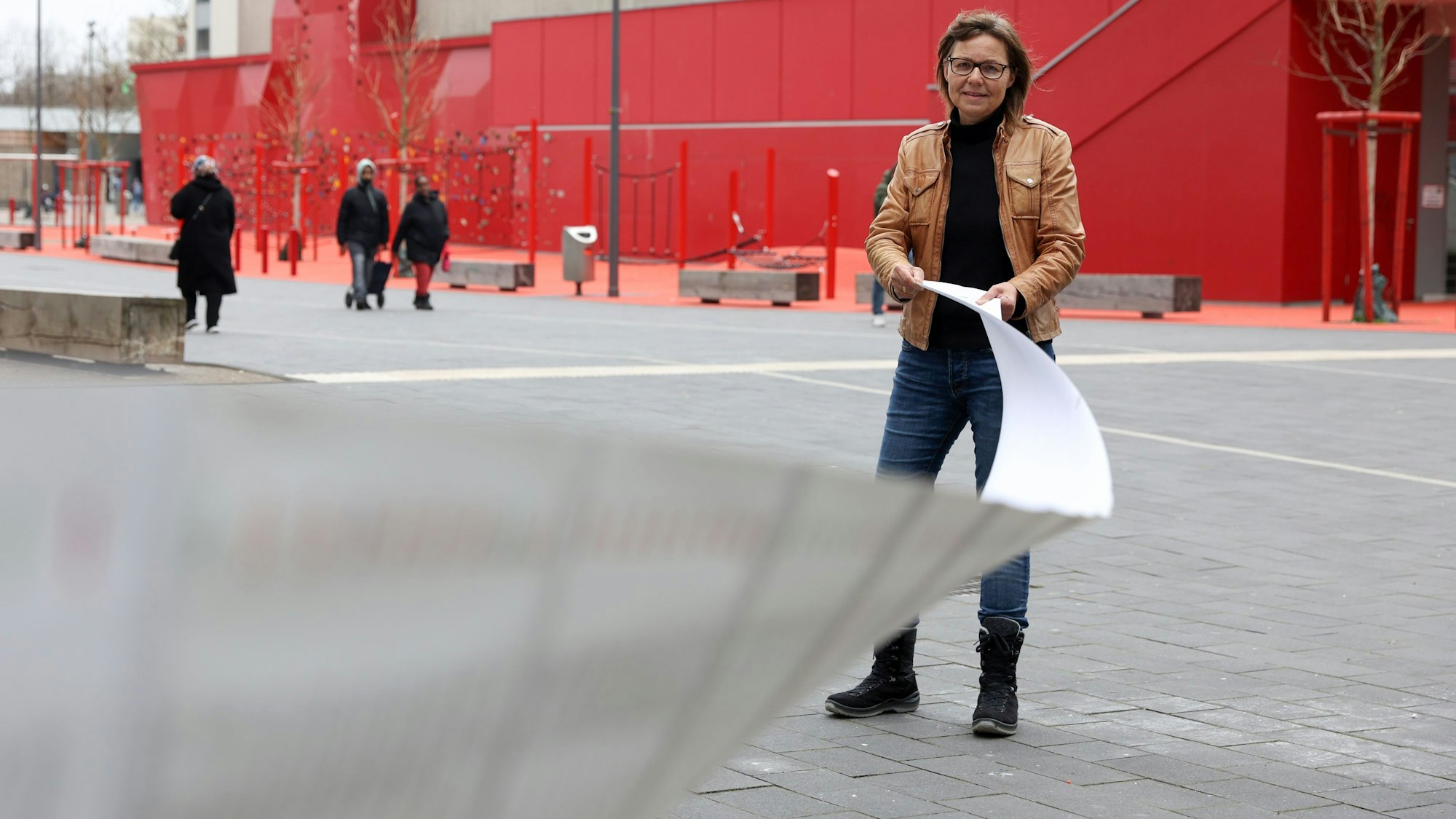 Maren Leisner von der Polizei Köln hält das ausgedruckte lange Strafregister eines jugendlichen Intensivtäters in der Hand.