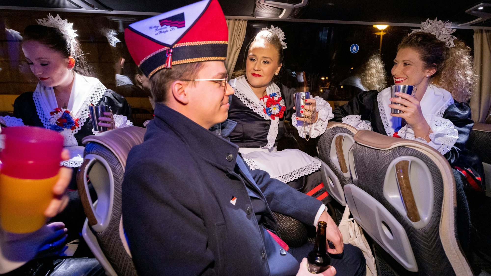 20.01.2023, Köln: Die Traditionstanzgruppe Hellige Knäächte un Mägde auf Tour im Karneval.
Foto: Michael Bause