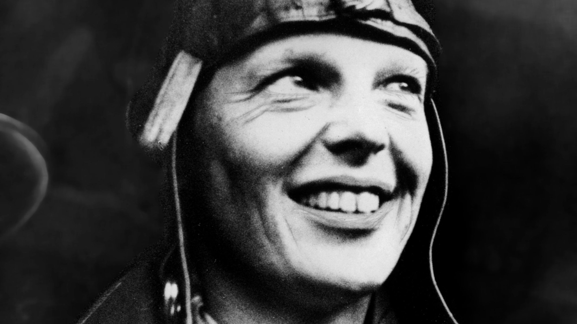 Amelia Earhart mit Fliegermütze.