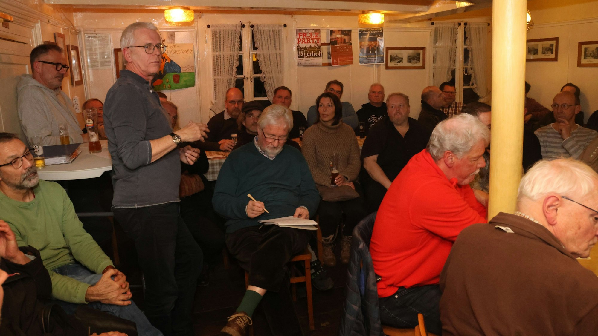 Im alten Schankraum diskutierten knapp 50 Besucher und Besucherinnen, wie es nach dem Ausscheiden von Heinz Jaeger weitergehen kann.