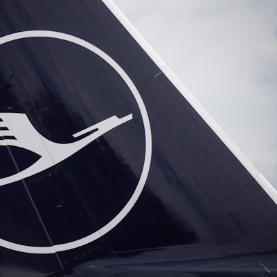 Passagiermaschinen der Lufthansa stehen auf dem Flughafen Frankfurt. Der Dax-Konzern wird Köln nach Jahrzehnten verlassen.