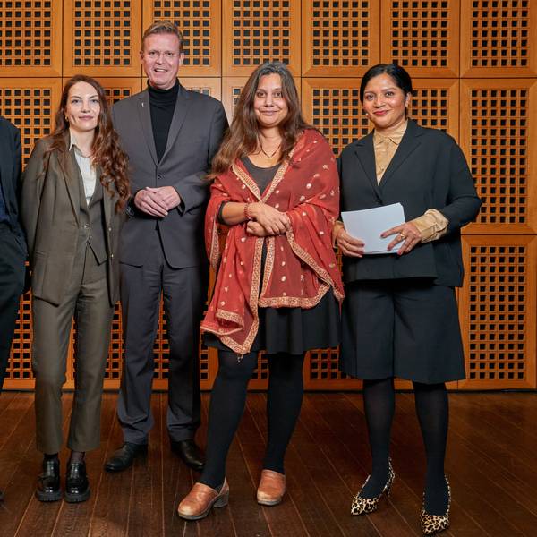 Professor Klaus Theweleit, Patricia Engel, Dominik Meiering, Mithu Sanyal und die Moderatorin Prasanna Oommen schauen vor der Podiumsdiskussion zur Susanna-Ausstellung gemeinsam in die Kamera.