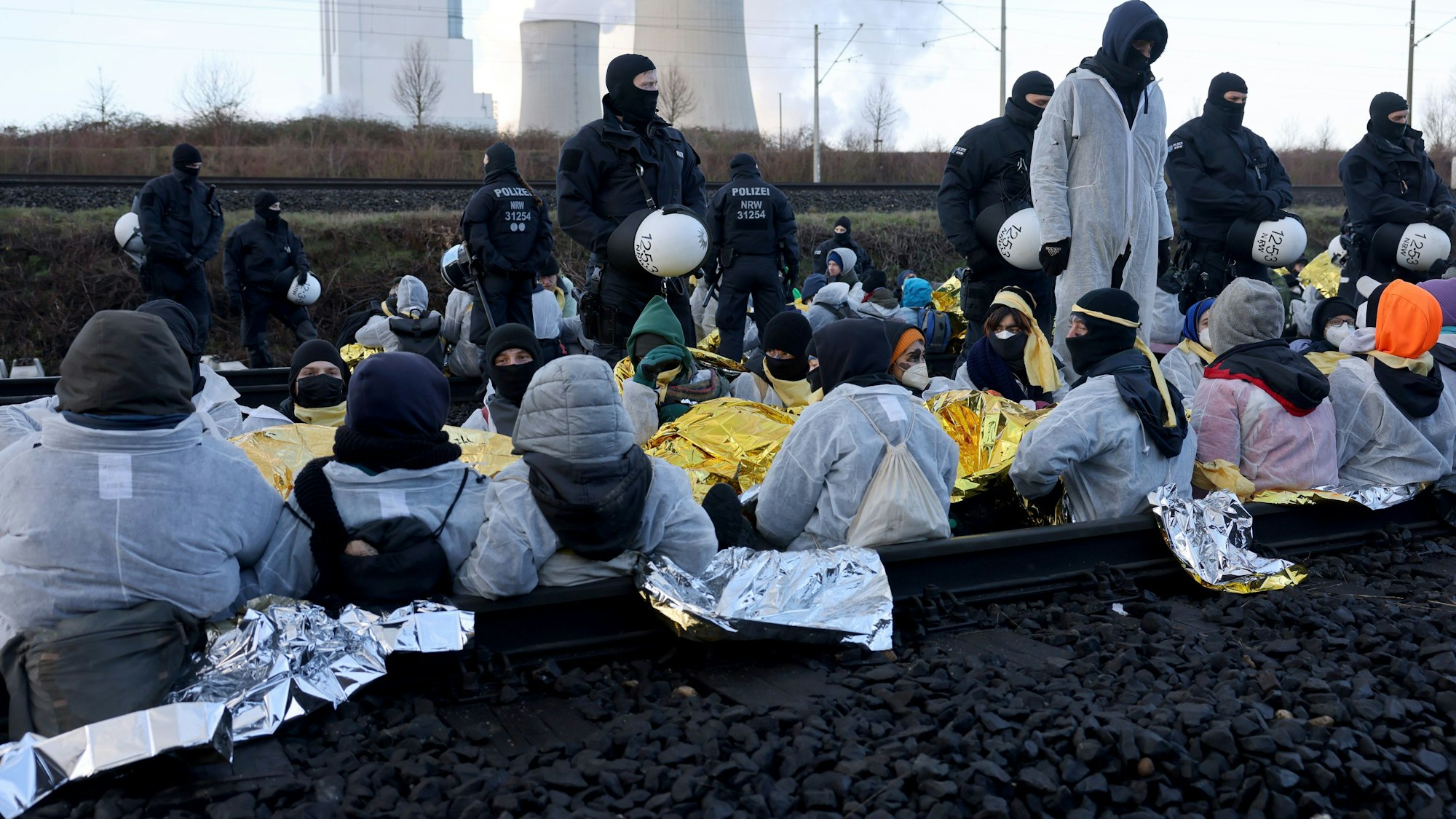 Aktivisten blockieren am 17. Januar Bahnschienen zum RWE-Braunkohlekraftwerk Neurath II.