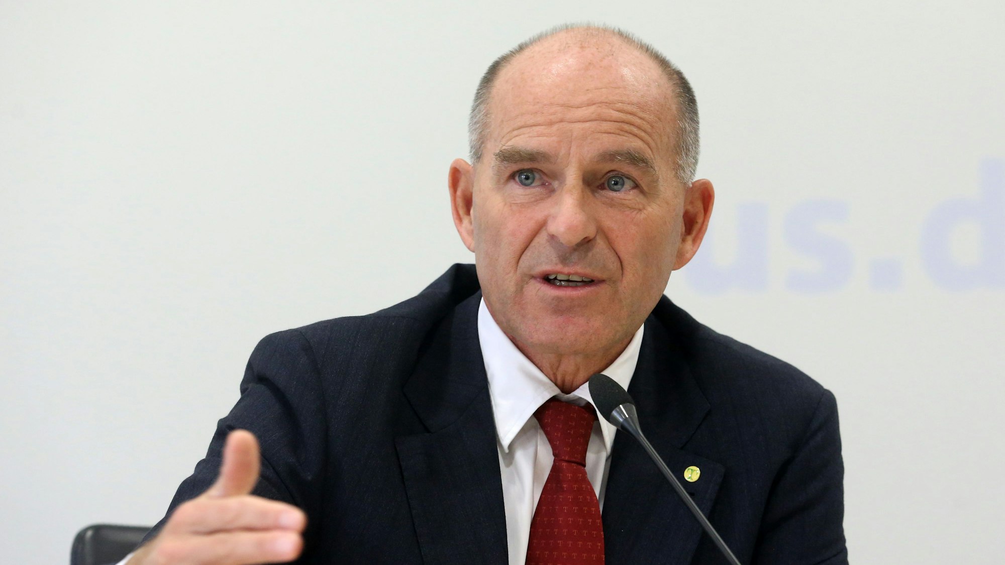 Karl-Erivan Haub, der damalige Chef der Unternehmensgruppe Tengelmann, beantwortet während einer Bilanzpressekonferenz Fragen der Journalisten.