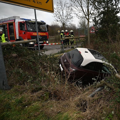 Das Bild zeigt einen Kleinwagen in der Schräge einer Böschung.