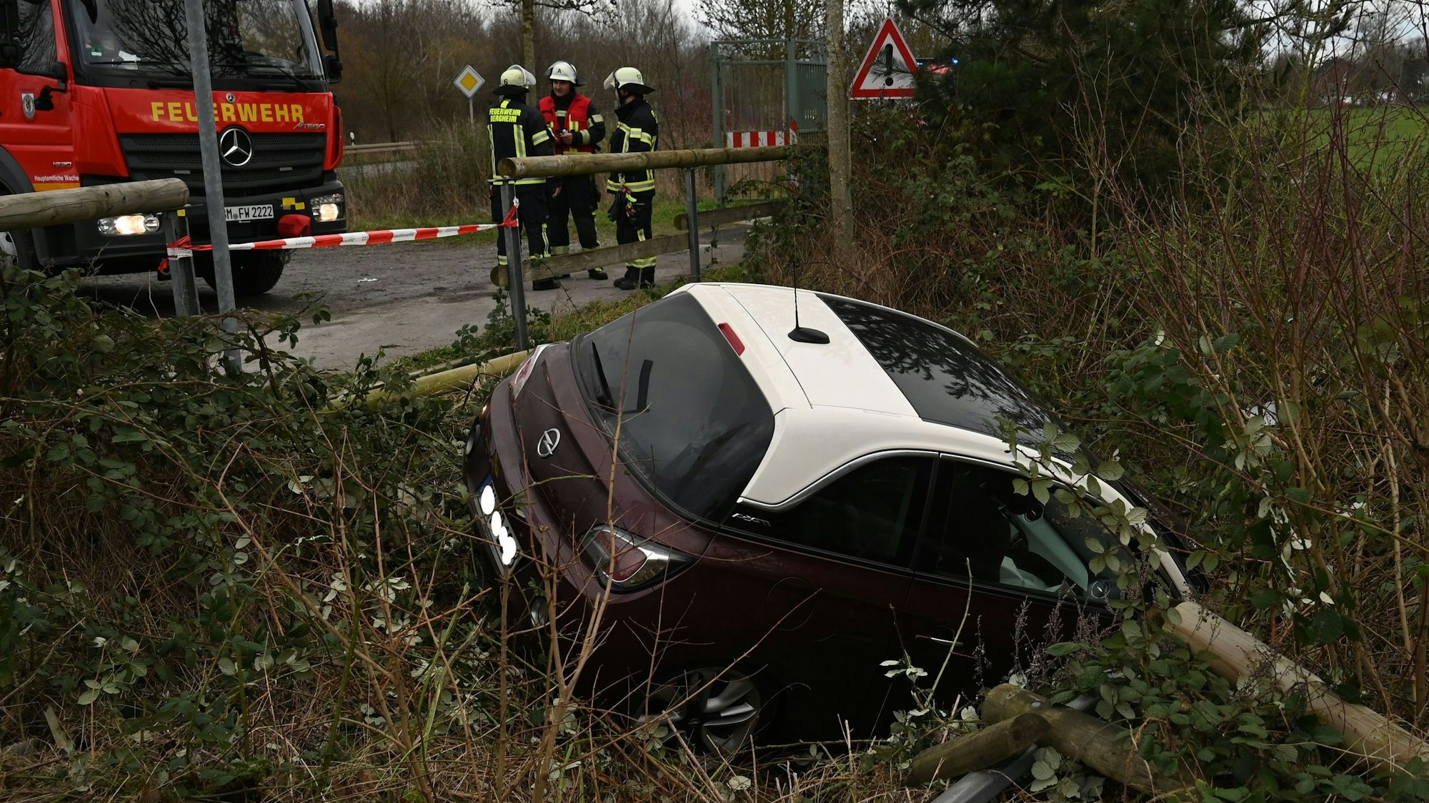 Das Bild zeigt einen Kleinwagen in der Schräge einer Böschung.