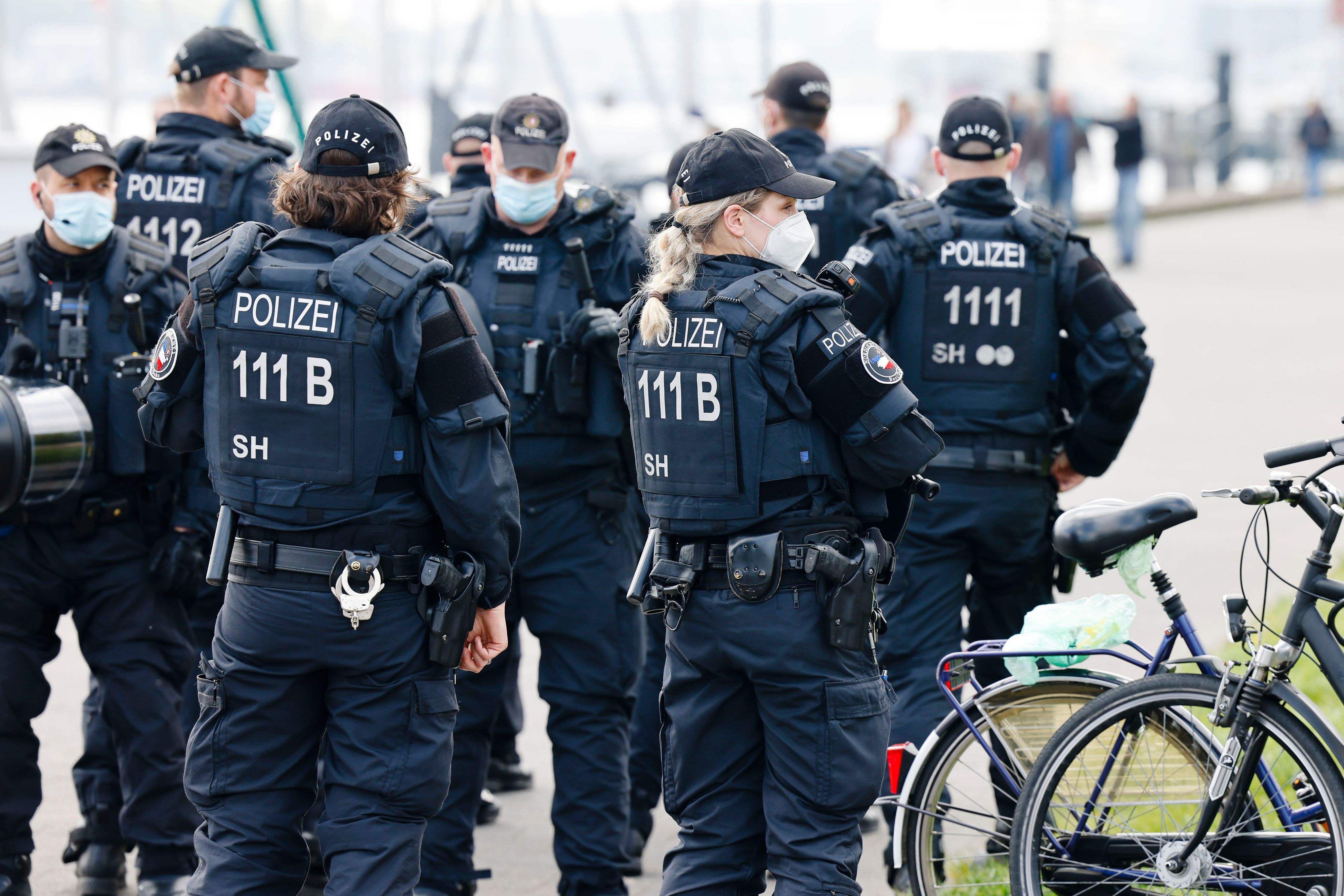 Einsatzkräfte der Polizei stehen zusammen. In der Stadt sind verschiedene Demonstrationen angekündigt - unter anderem von der sogenannten Querdenker-Szene und Gegendemonstrationen. +++ dpa-Bildfunk +++