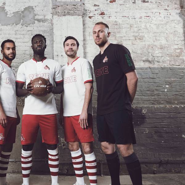 FC-Profis präsentieren sich im neuen Jubiläumstrikot.