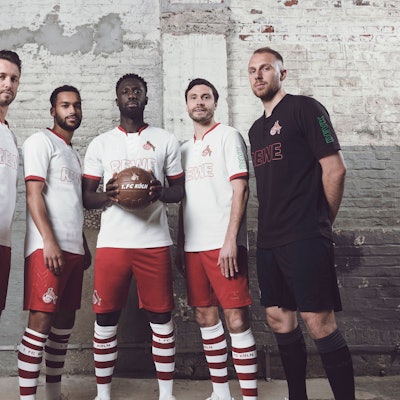 FC-Profis präsentieren sich im neuen Jubiläumstrikot.