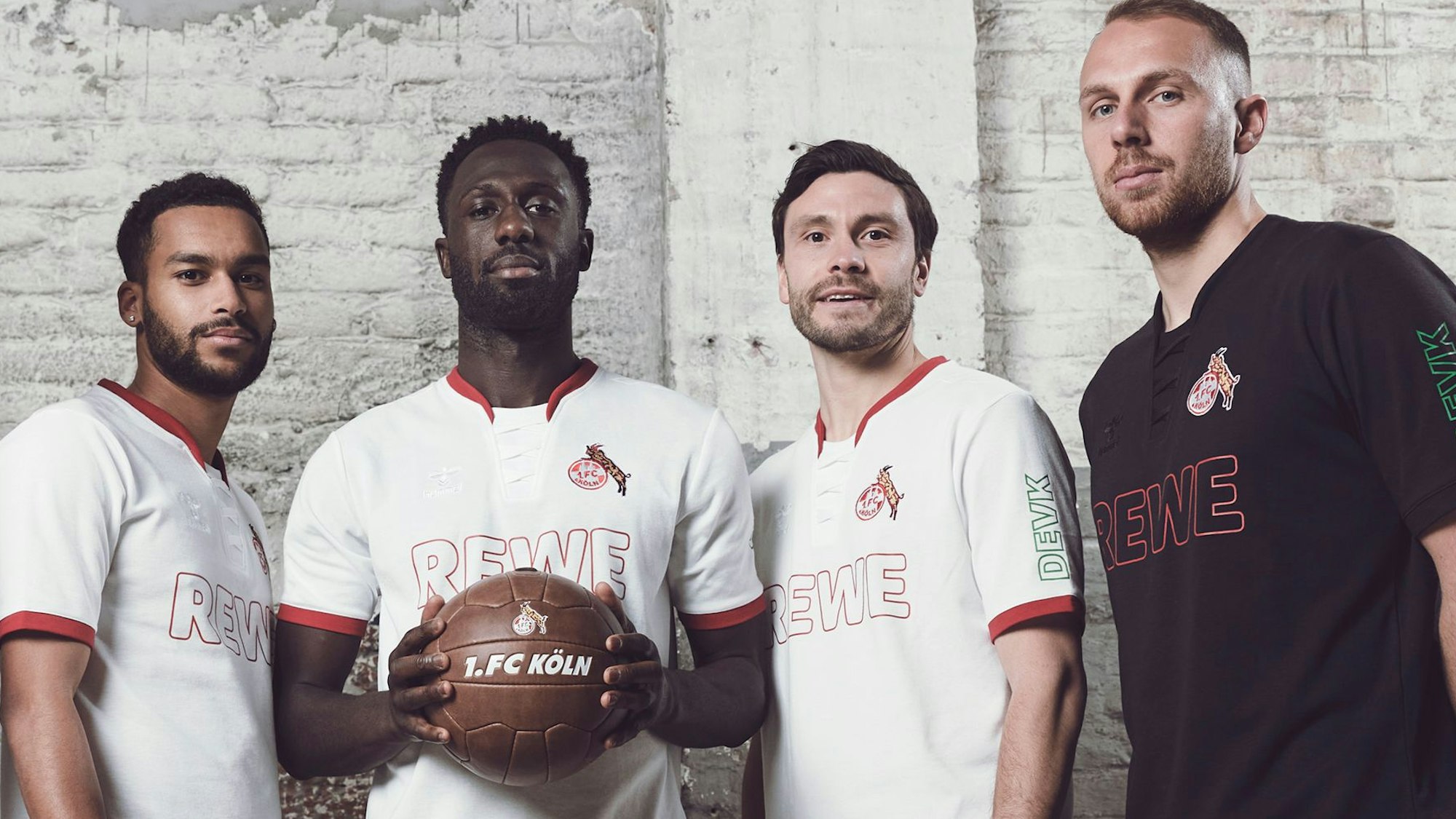 FC-Profis präsentieren sich im neuen Jubiläumstrikot.