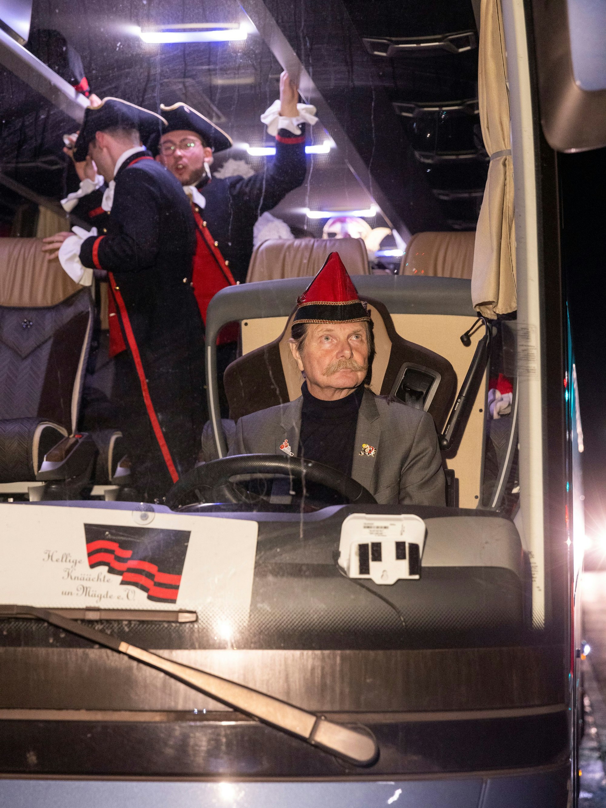 20.01.2023, Köln: Die Traditionstanzgruppe Hellige Knäächte un Mägde auf Tour im Karneval.
Foto: Michael Bause