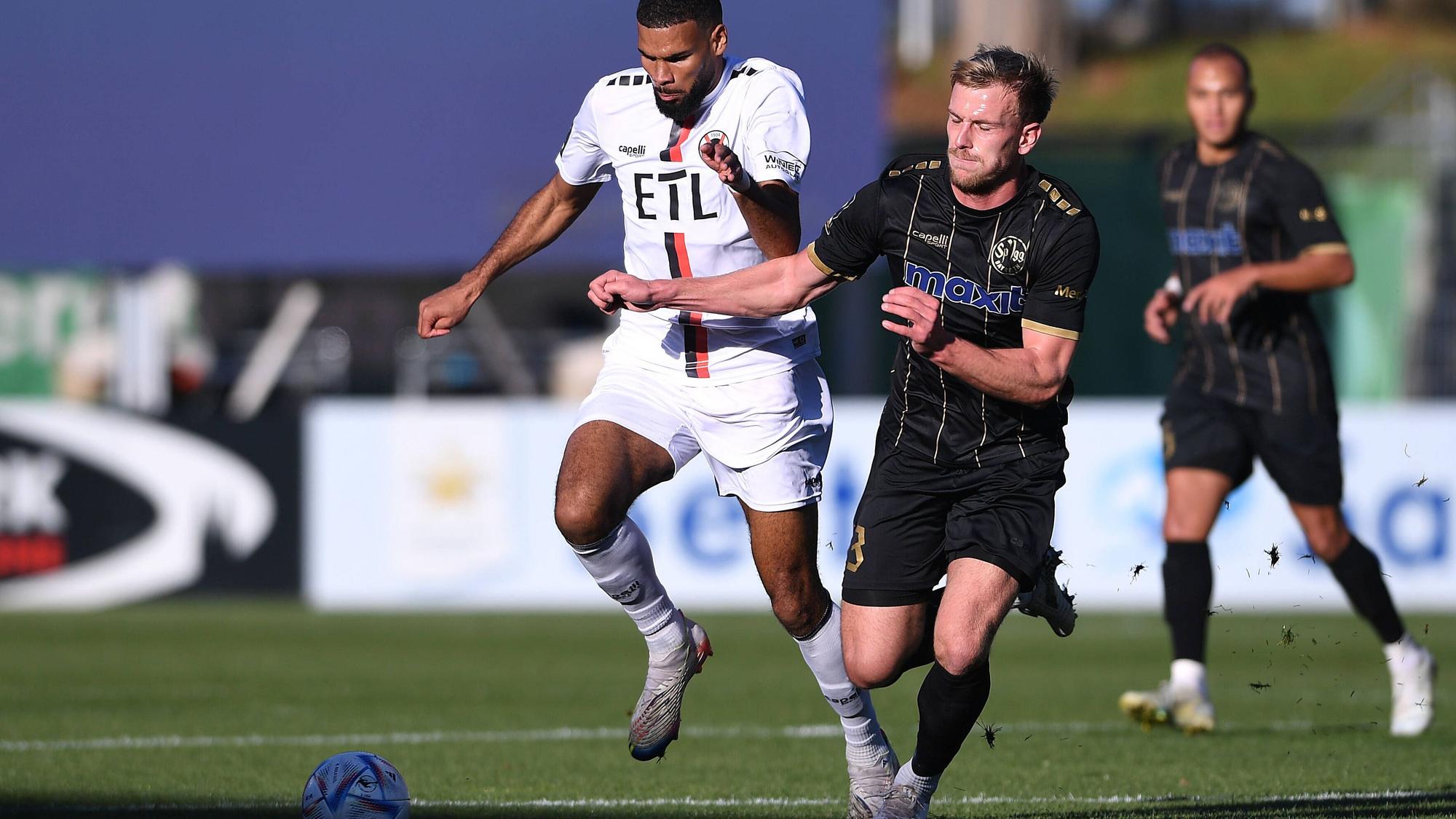 Zwei Fußballspieler befinden sich im Laufduell.