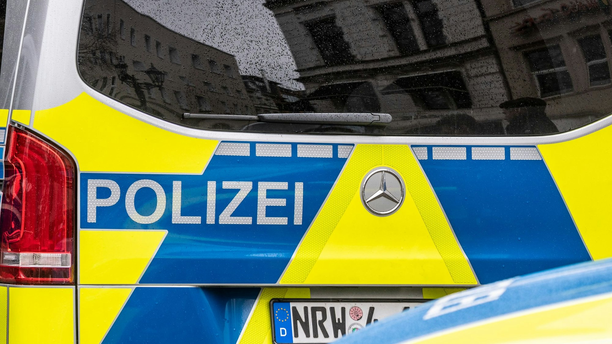 Das Heck eines Polizeifahrzeugs.
