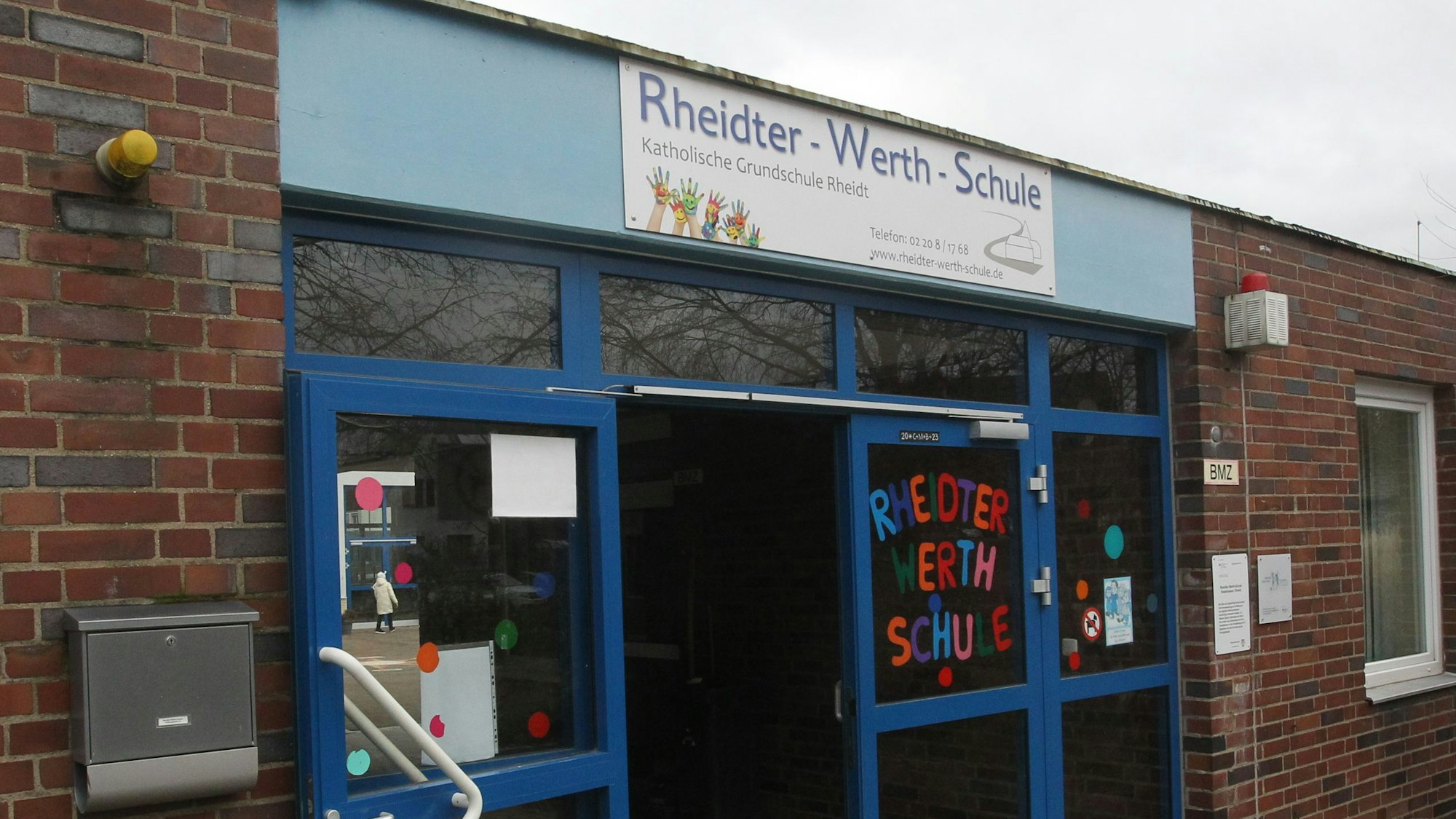 Der Eingang Rheidter-Werth-Schule in Niederkassel Rheidt.