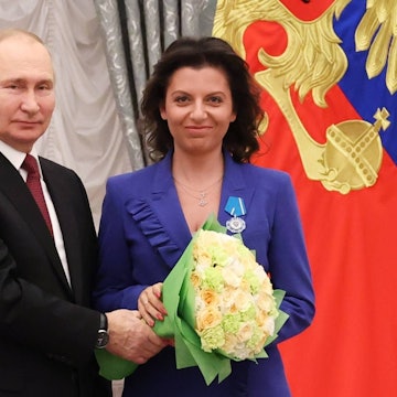 Wladimir Putin zusammen mit RT-Propagandistin Margarita Simonjan. (Archivbild)
