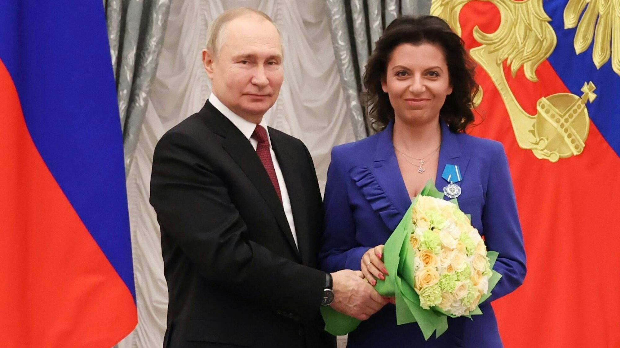 Wladimir Putin zusammen mit RT-Propagandistin Margarita Simonjan. (Archivbild)