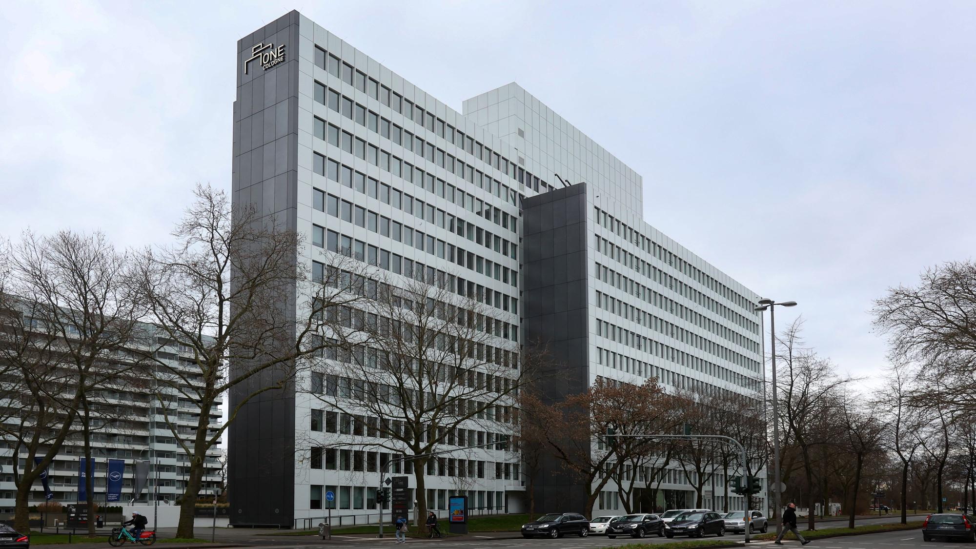 Ein Bürogebäude in Köln-Ehrenfeld, schräg gegenüber der Moschee.