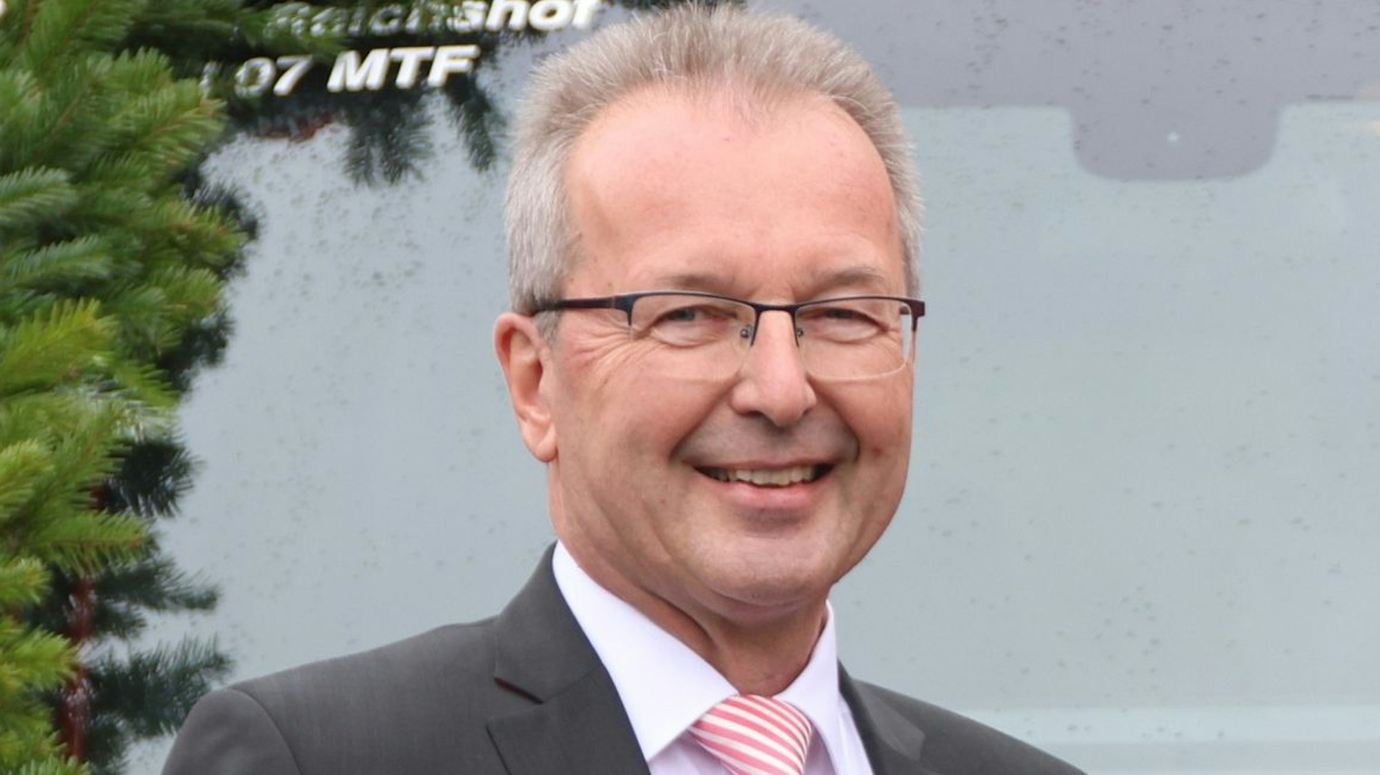 Reichshofs Bürgermeister Rüdiger Gennies lächelt in die Kamera.