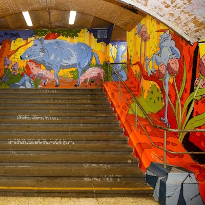 Das Bild zeigt die neuen Streeart Gemälde im Bahnhof Köln-West.