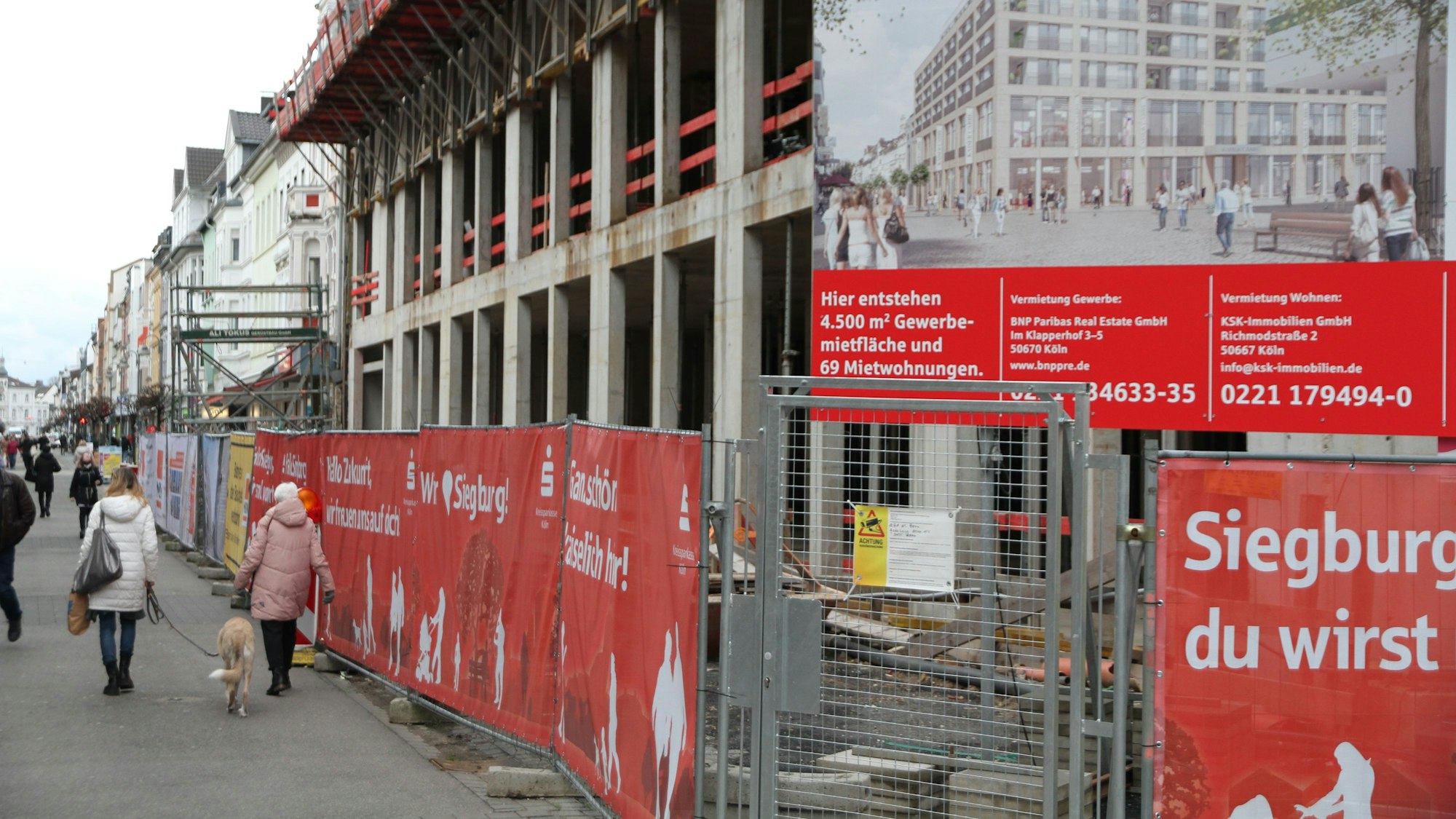 Absperrungen an der Baustelle für das neue Kaiser-Carré an der Kaiserstraß.