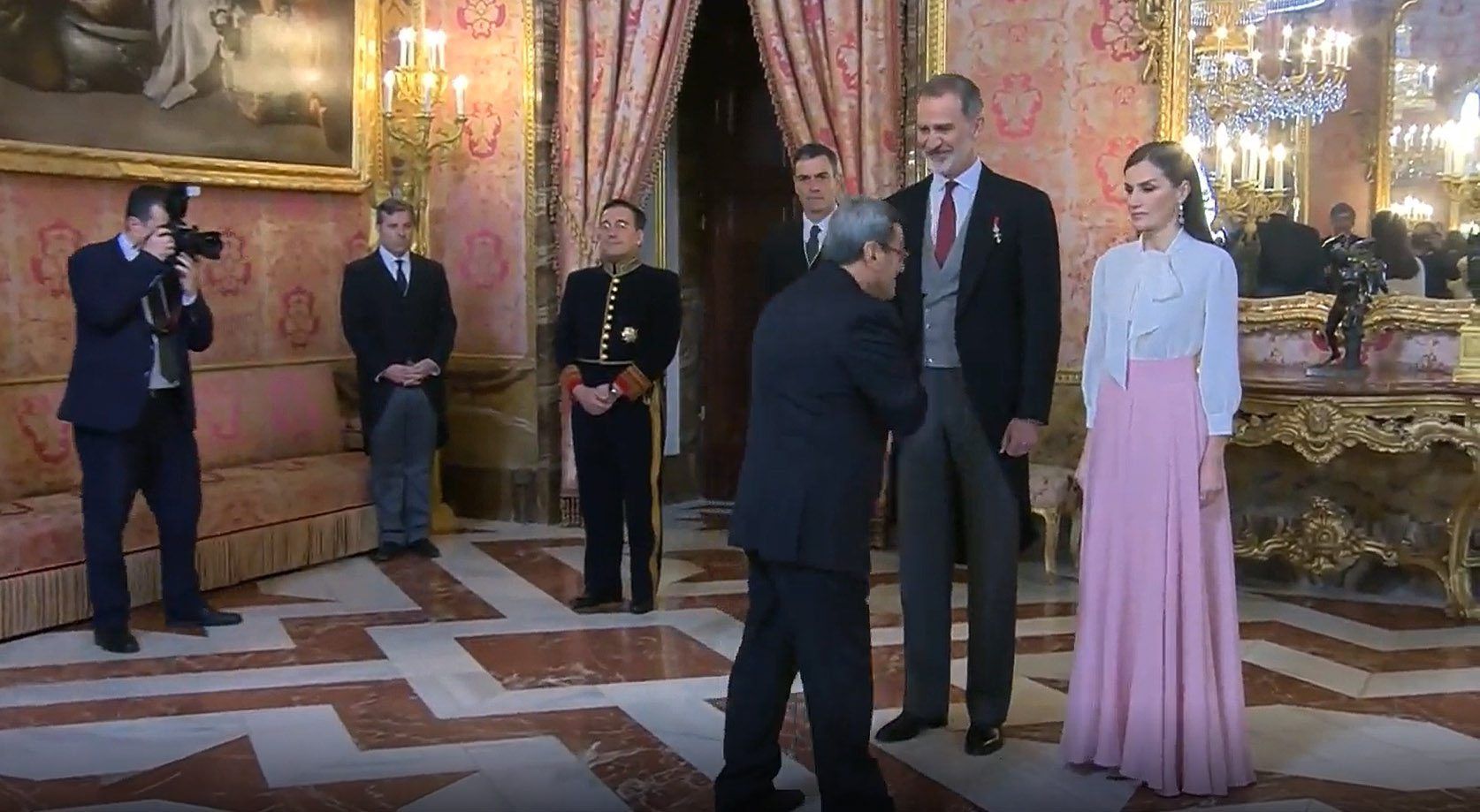 Hassan Ghashghavi (vorne), Botschafter von Iran in Spanien, geht an Letizia (r.), Königin von Spanien, vorbei, nachdem er Felipe VI. (M.), König von Spanien, die Hand gedrückt hat.