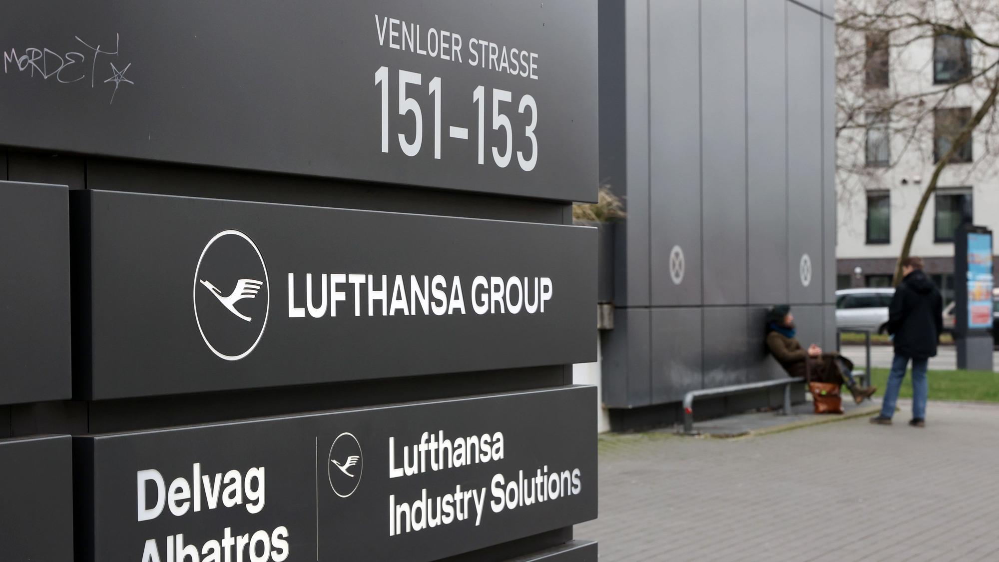 Auf einem Firmenschild steht „Lufthansa Group“ am offiziellen Sitz der „Deutsche Lufthansa Aktiengesellschaft“ an der Venloer Str. 151-153 in Köln-Ehrenfeld.