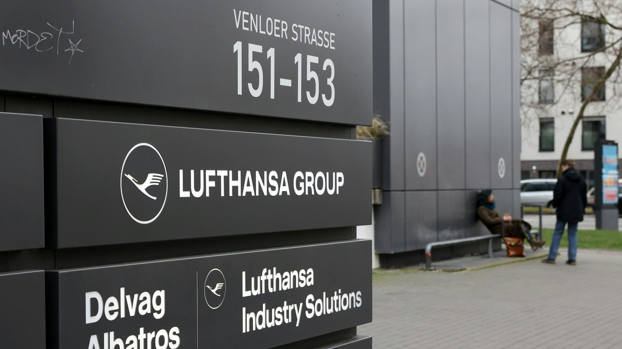 Auf einem Firmenschild steht „Lufthansa Group“ am offiziellen Sitz der „Deutsche Lufthansa Aktiengesellschaft“ an der Venloer Str. 151-153 in Köln-Ehrenfeld.