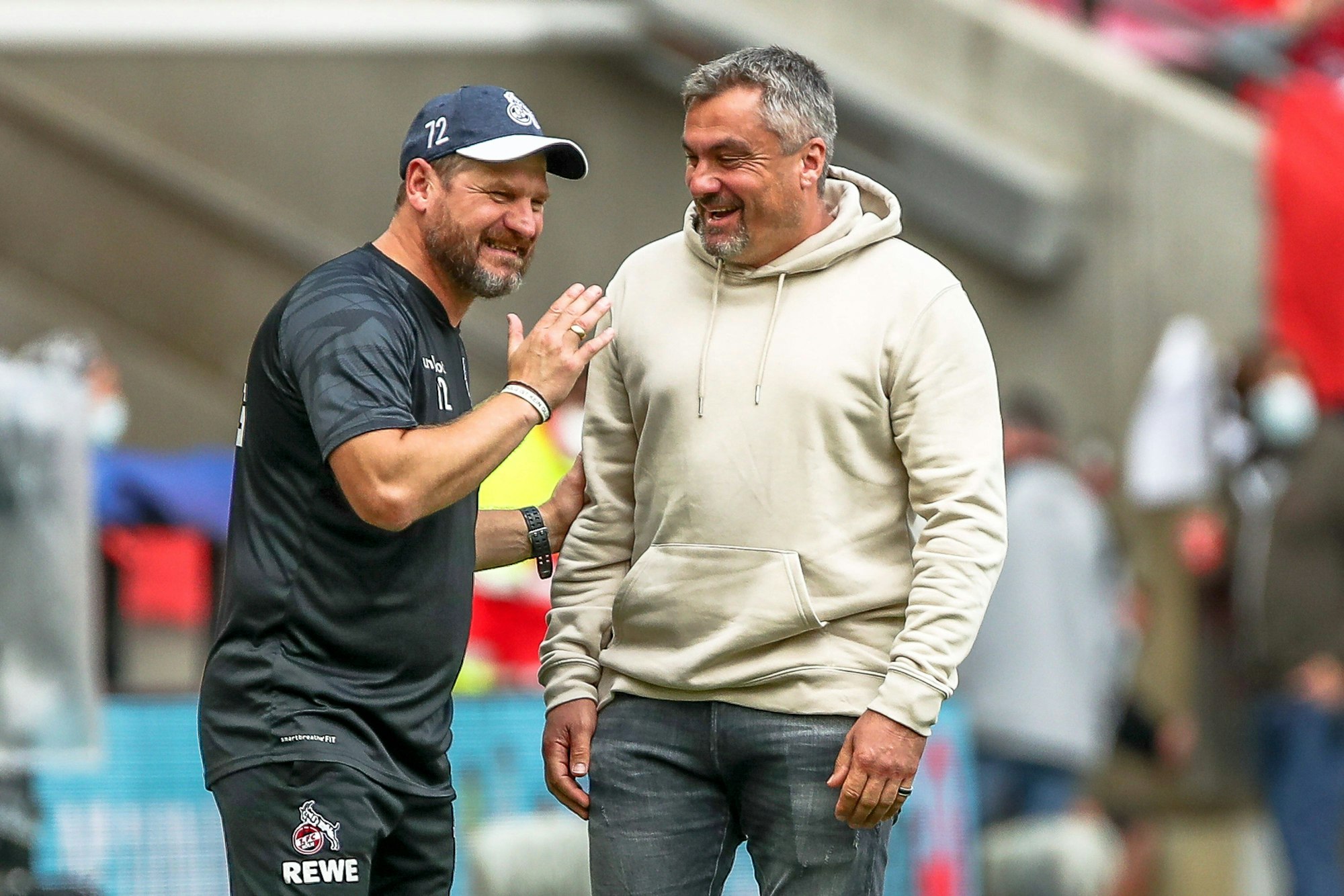 Kölns Trainer Steffen Baumgart (l.) ist mit Schalke-Coach Thomas Reis befreundet.