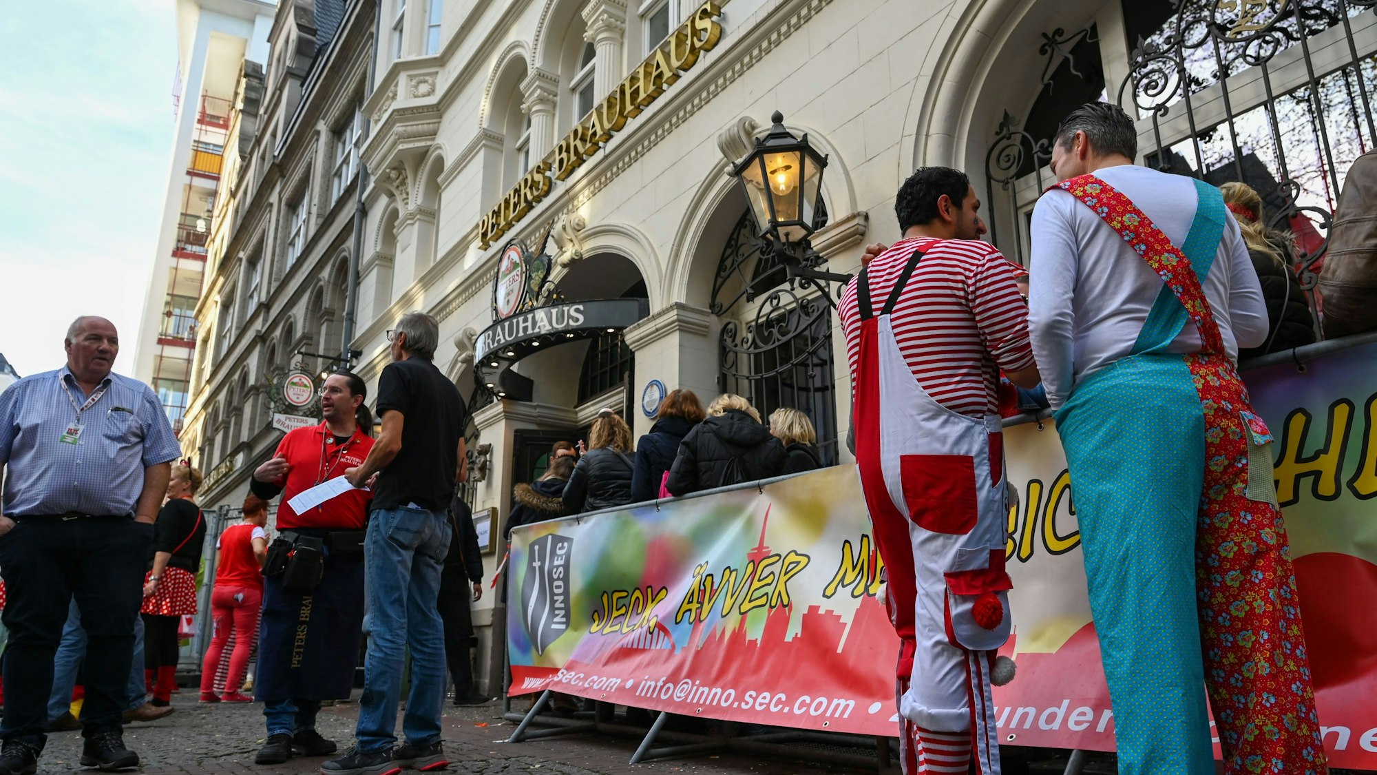 Warteschlange vor dem Brauhaus zum Sessionsauftakt am 11.11. 2022/2023