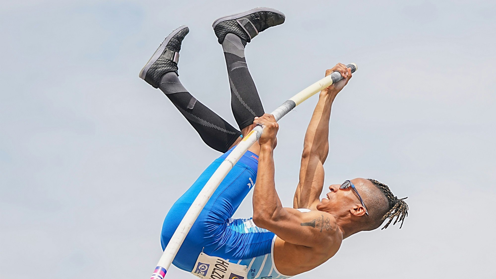 Das Bild zeigt Raphael Holzdeppe beim Stabhochsprung.