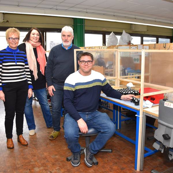 Vom Zuckerpaket bis zum Tankdeckel: In den Reha-Betrieben werden viele Arbeiten von Hand erledigt. Über die gute Entwicklung freuen sich Regina Ravenstein, Stefanie Christes, Horst Baxpehler und Mario Massen.