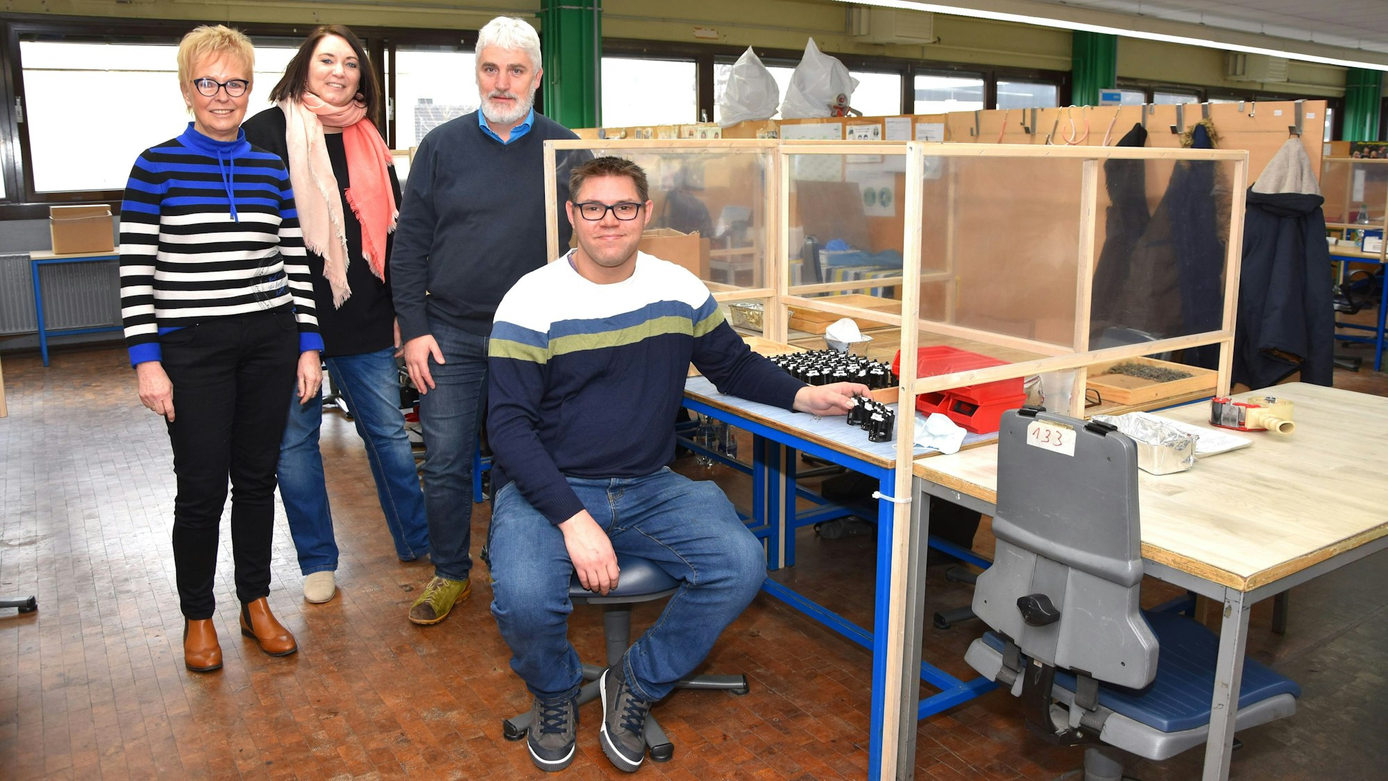 Vom Zuckerpaket bis zum Tankdeckel: In den Reha-Betrieben werden viele Arbeiten von Hand erledigt. Über die gute Entwicklung freuen sich Regina Ravenstein, Stefanie Christes, Horst Baxpehler und Mario Massen.