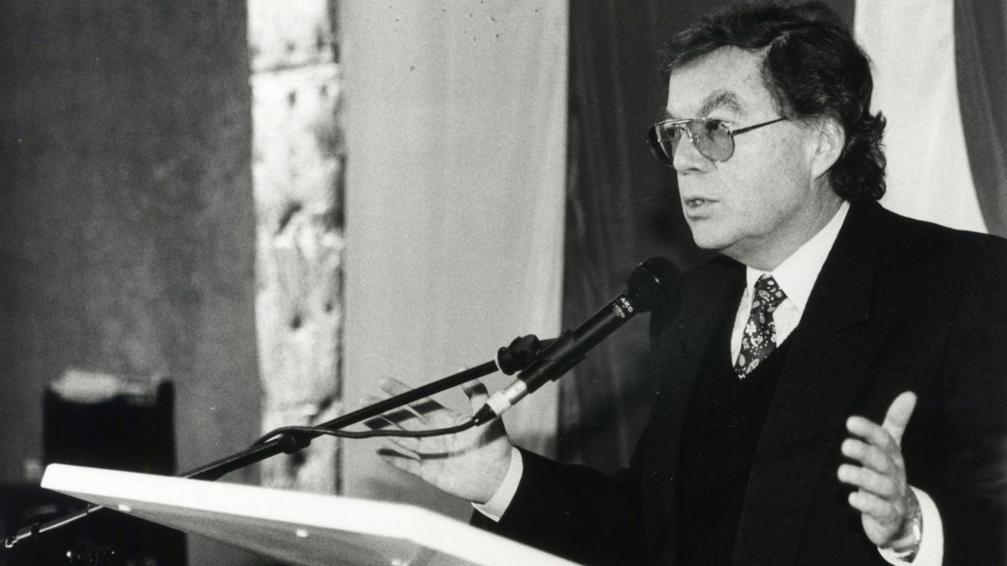 Sony-Europa-Chef Schmuckli bei einer Rede auf einem Podium.