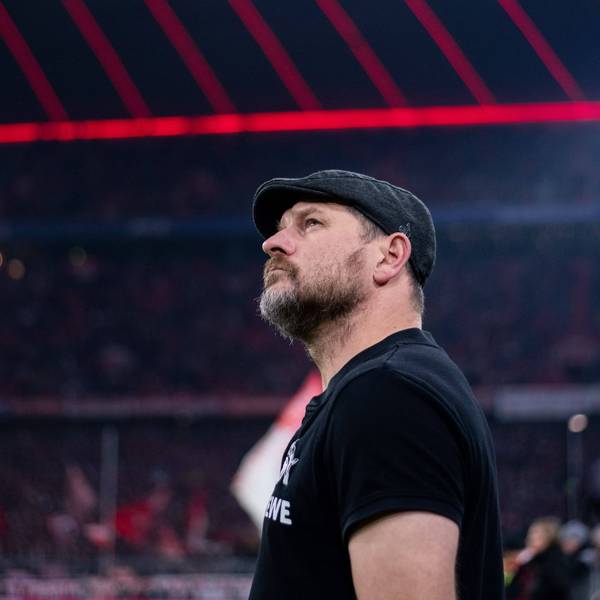 Steffen Baumgart blickt versonnen in Richtung Anzeigetafel der Allianz-Arena. Im Januar schaffte er mit dem 1. FC Köln seinen ersten Punktgewinn überhaupt als Trainer gegen den FC Bayern München.