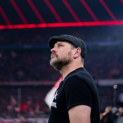 Steffen Baumgart blickt versonnen in Richtung Anzeigetafel der Allianz-Arena. Im Januar schaffte er mit dem 1. FC Köln seinen ersten Punktgewinn überhaupt als Trainer gegen den FC Bayern München.