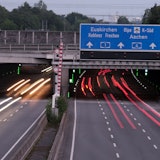 Der Lärmschutztunnel in Köln-Lövenich (Archivbild)