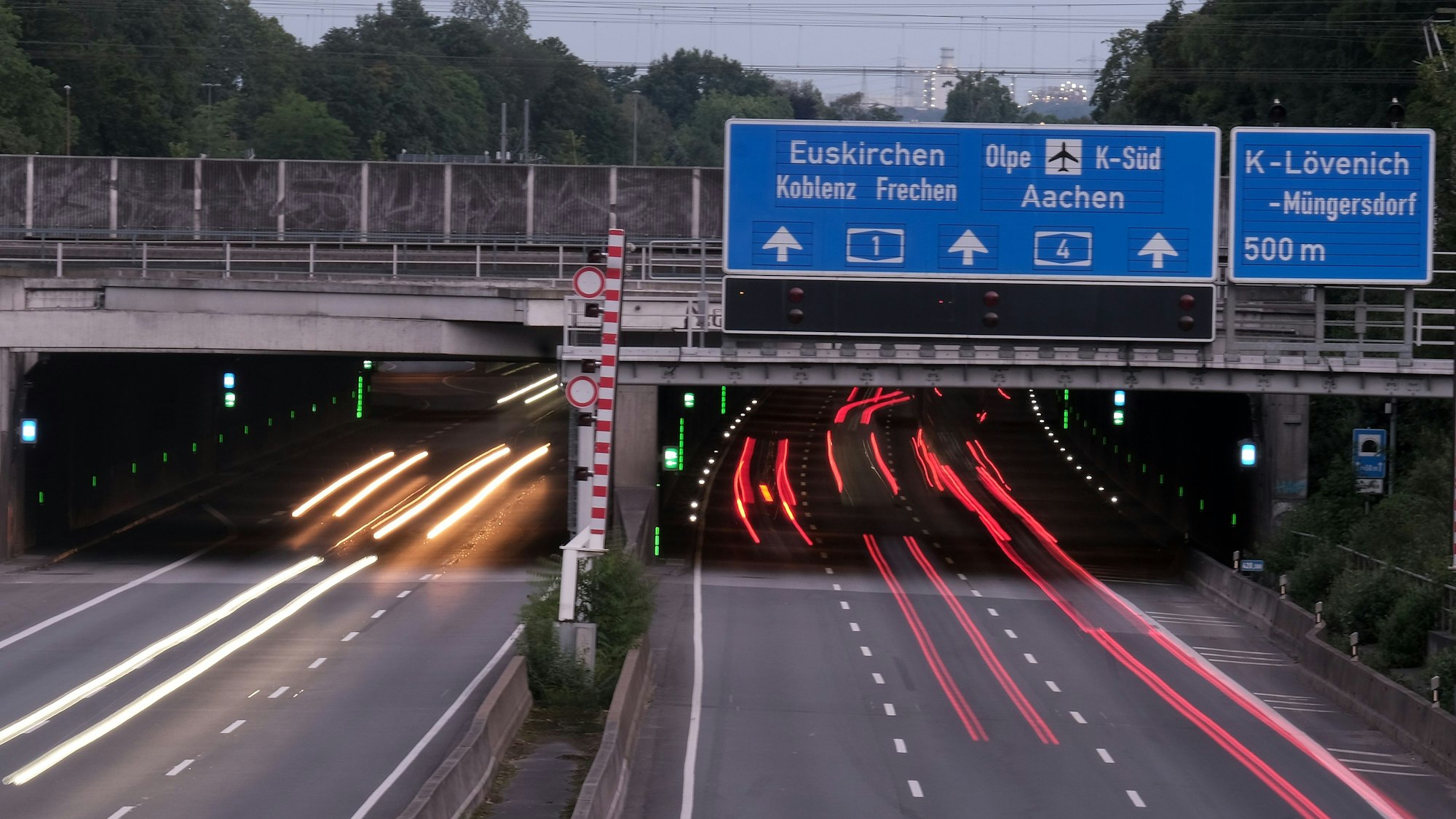 Der Lärmschutztunnel in Köln-Lövenich (Archivbild)