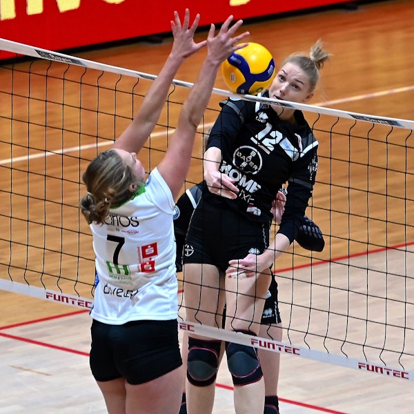 Eine Volleyballspielerin beim Schmetterschlag.