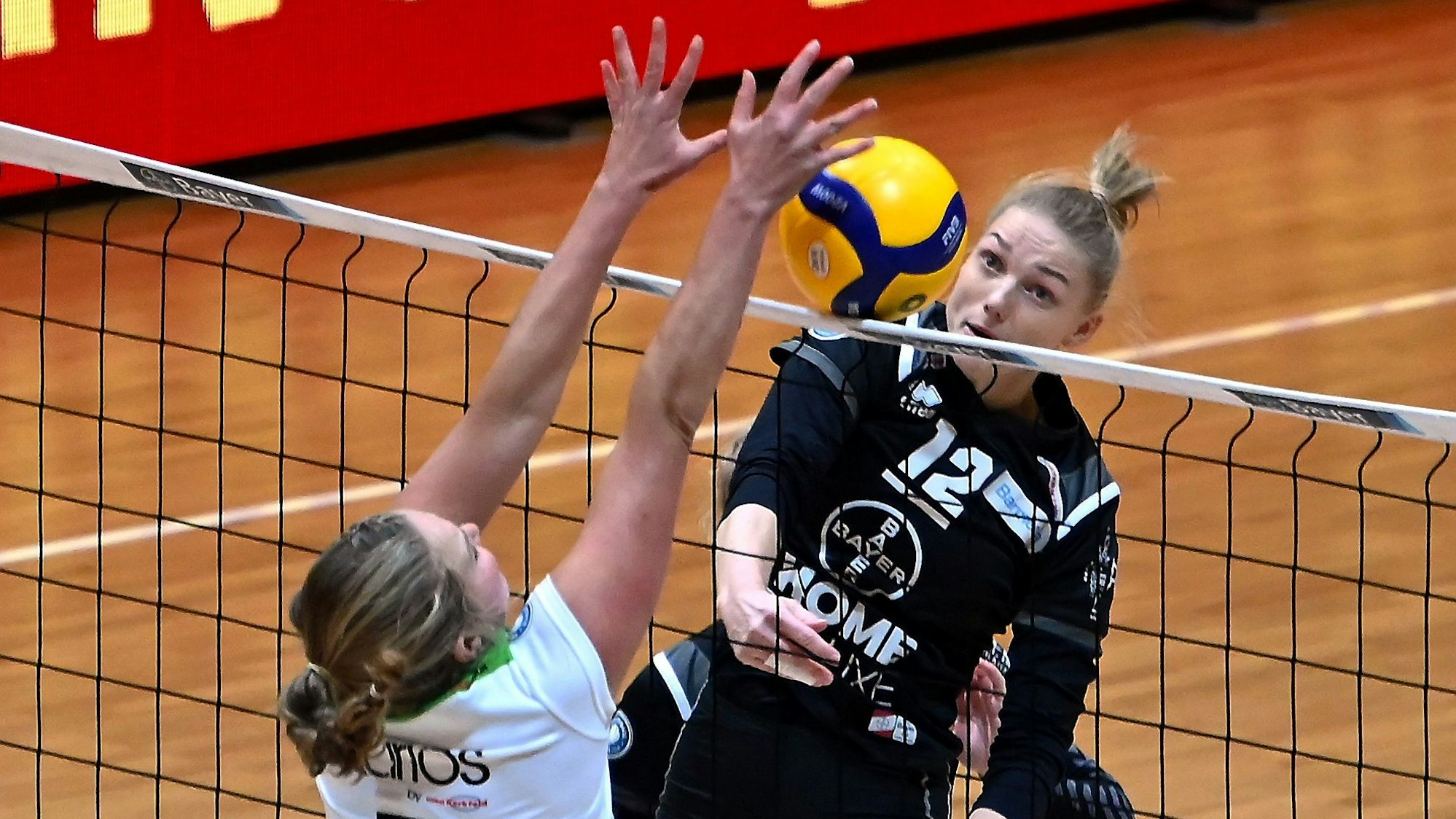 Eine Volleyballspielerin beim Schmetterschlag.
